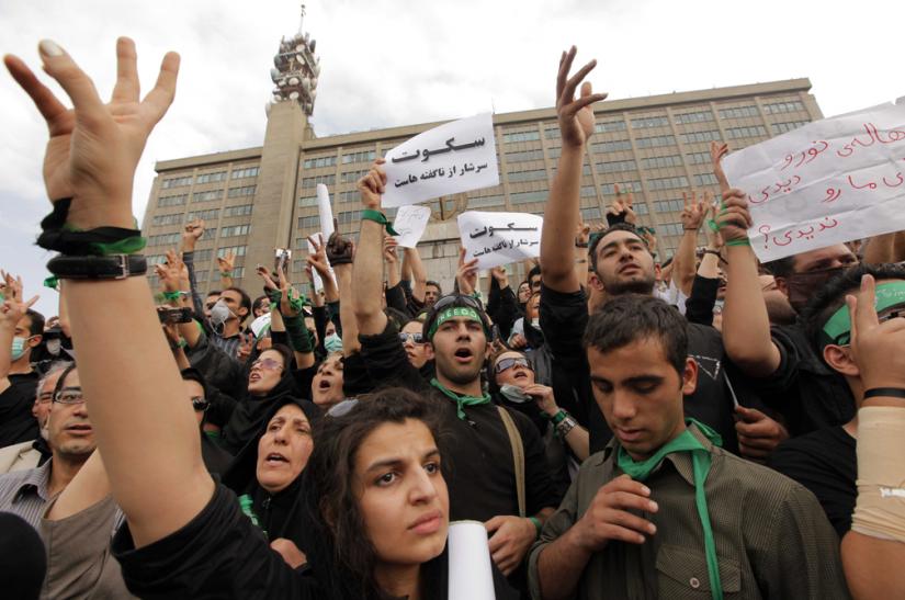 Protesters in Tehran rally against the dubiouse election results and mourn the deaths of other protesters